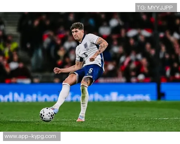 奥赖利英格兰队首秀精彩纷呈斯通斯亲自颁发纪念帽子致敬新星